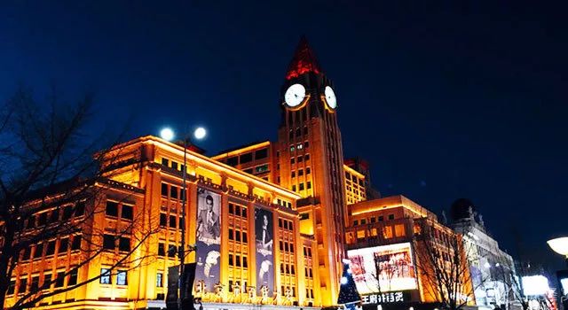 这条商街就开始了"日进斗金"繁华史近年来王府井百货新进很多轻奢品