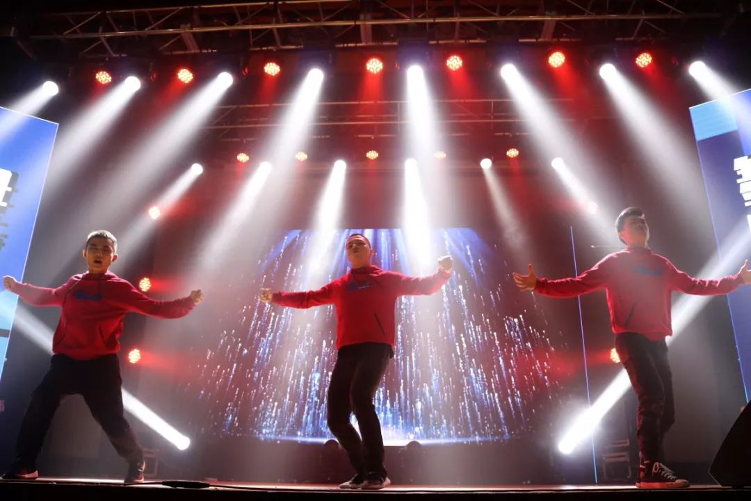 舞林群英会毋待炬火舞自为光