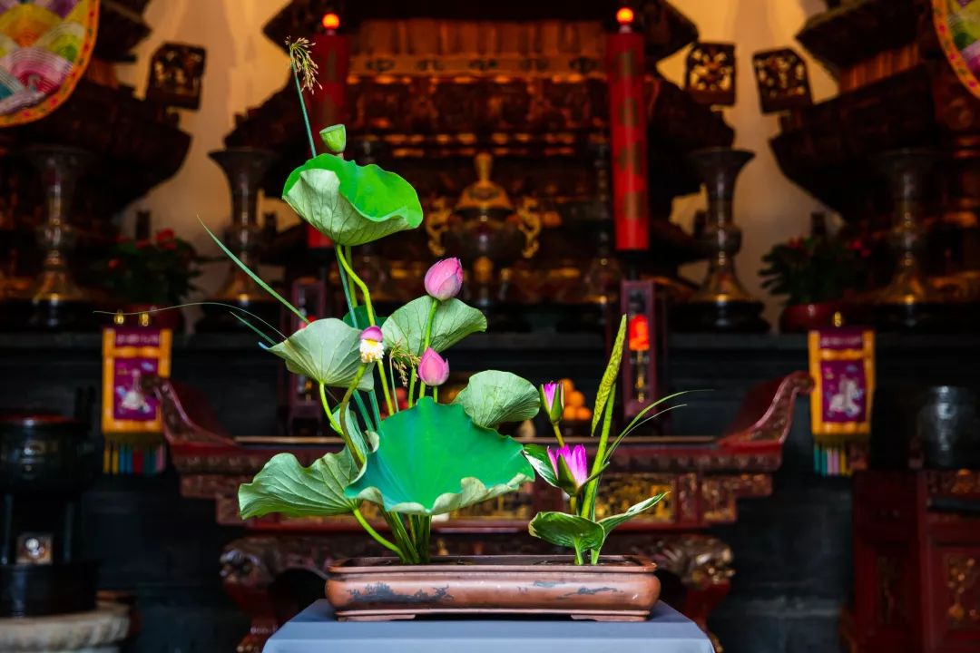 殿堂内准备六尘妙供水陆法会的七天里,还要精心准备各式蔬果,糕点作为