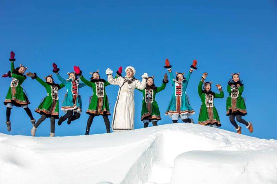 乌兰图雅用歌声助力十四冬 燃情冰雪世界