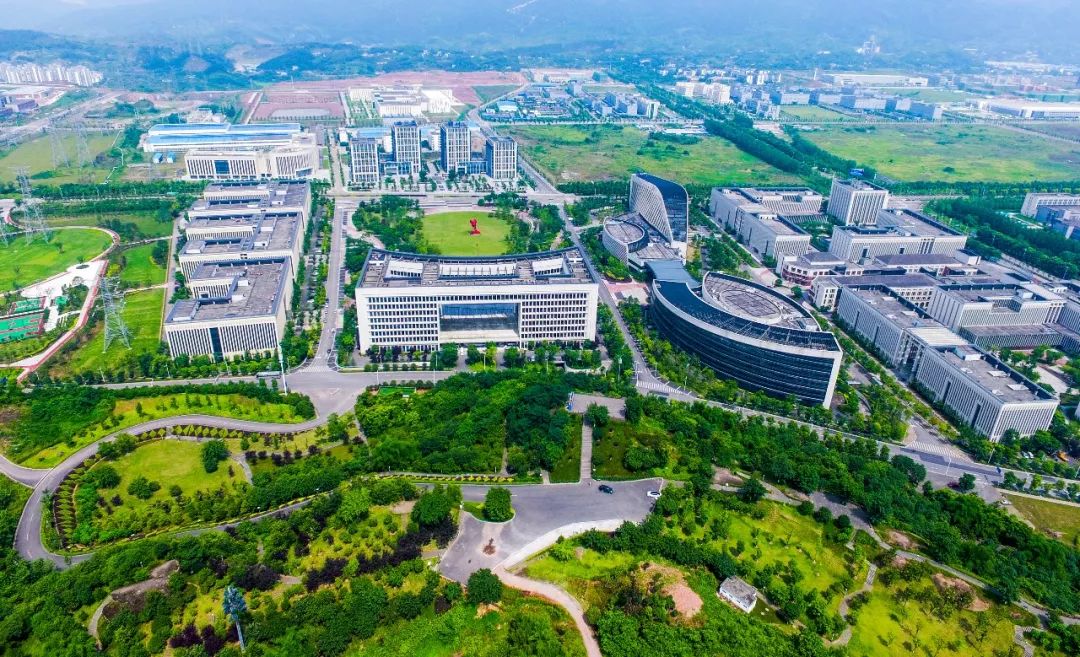 地处中梁山与龙王洞山之间嘉陵江环绕,竹溪河,后河穿行全域这里是两江
