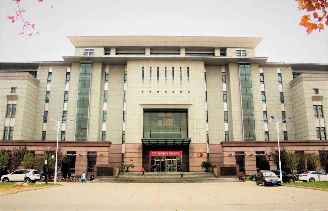 天津商业大学≈7300㎡   图书馆的面积≈7300㎡图书馆纸质馆藏文献