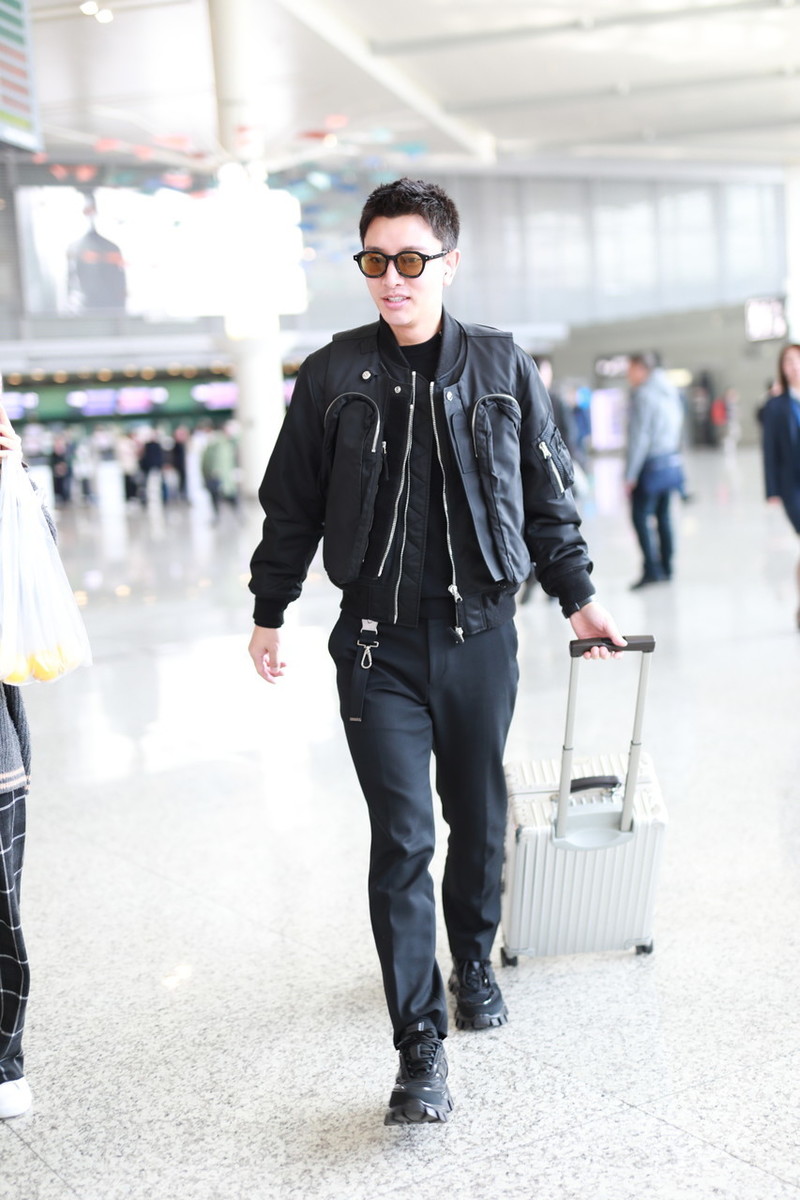 原创贾乃亮为员工清空购物车后走机场,夹克配西装裤,喜提水果太开心