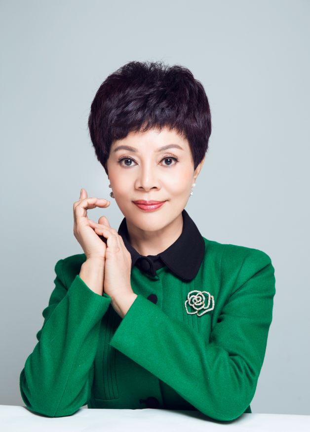 大家的表演进行一对一的点评和指导坐镇本次春晚海选现场春晚导演李瑾