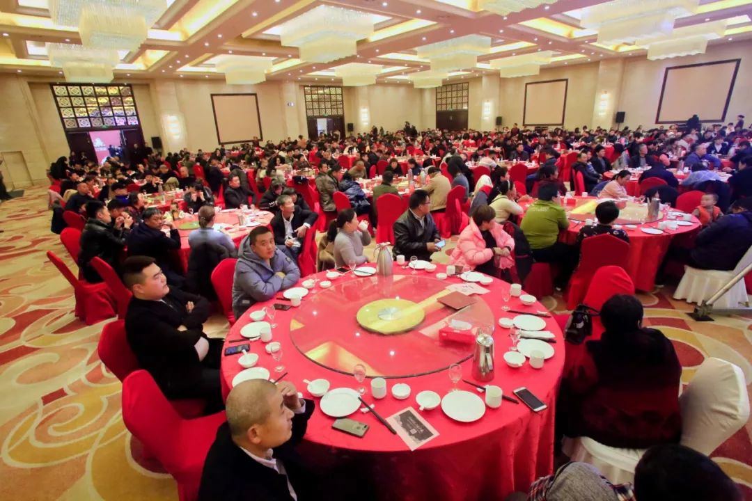 订货会现场人潮攒动