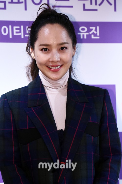 1/ 12 搜狐韩娱讯 12月13日下午,韩国女歌手eugene在首尔出席了代言