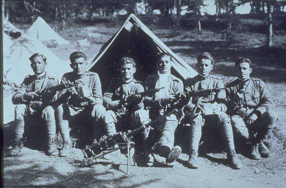 原创二战意军是笑话他们勇猛起来也很刚一人率装甲车抵御坦克部队