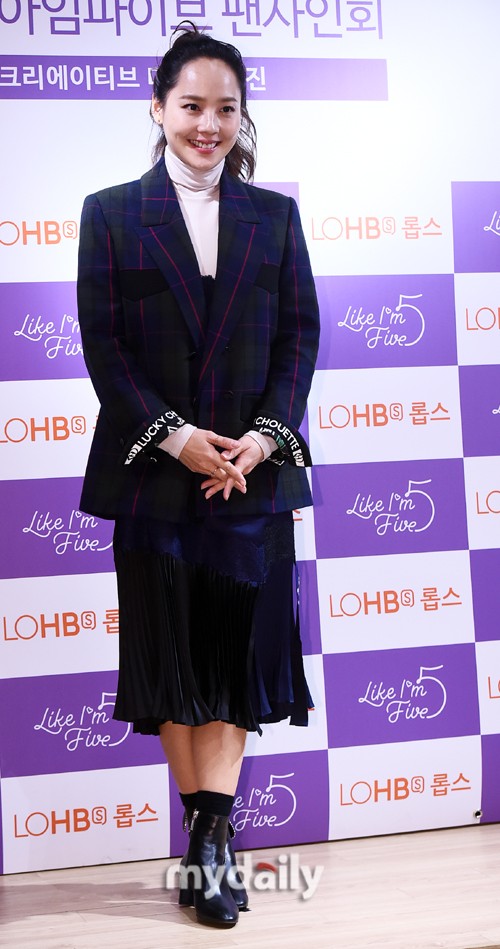 1/ 12 搜狐韩娱讯 12月13日下午,韩国女歌手eugene在首尔出席了代言