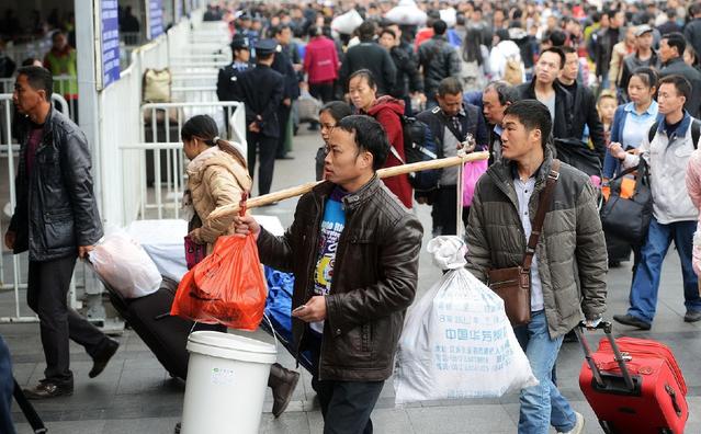 春节前农民工返乡潮即将来临很多人返乡喜欢拎个涂料桶为啥