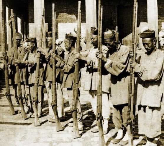 激发钢珠,射击距离大概在500米左右,清军认为这样的武器威力足够大