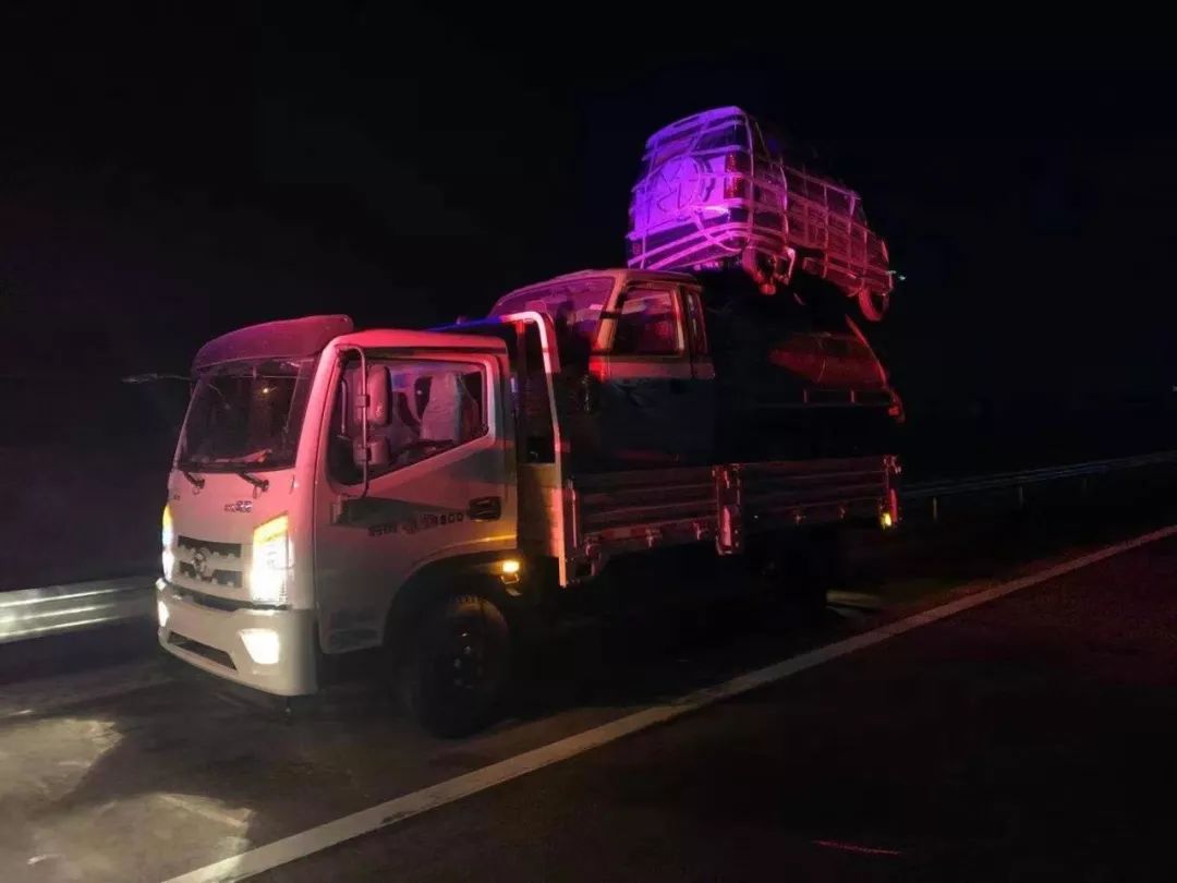 【危险】高速公路惊现货车车上车,究竟是怎么回事?