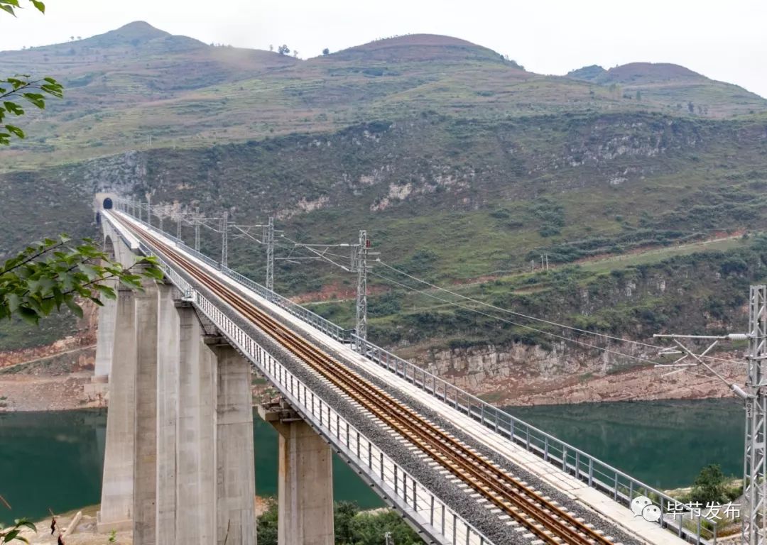 高铁进毕节带着毕节人的光荣与梦想一路风驰电掣驶向远方