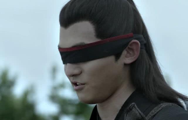 五竹叔一直蒙着眼睛出场,而他之所以蒙着双眼,是因为他的眼睛是镭射眼