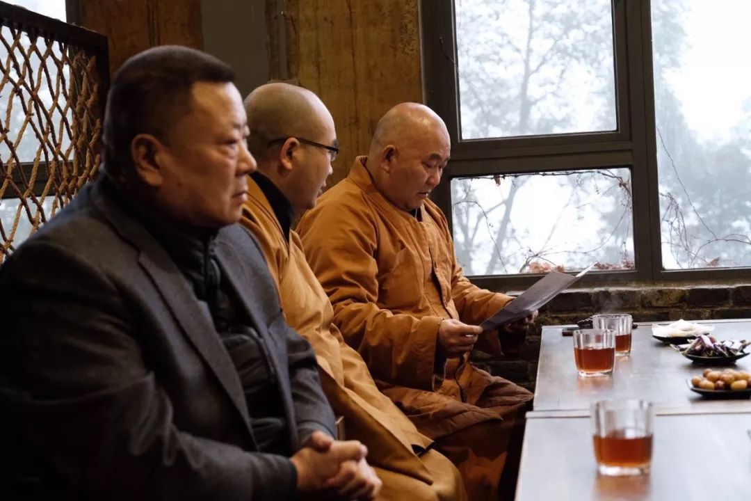 崇州市佛教协会会长,白塔寺住持果平法师,崇州佛教协会秘书长吴敏,副