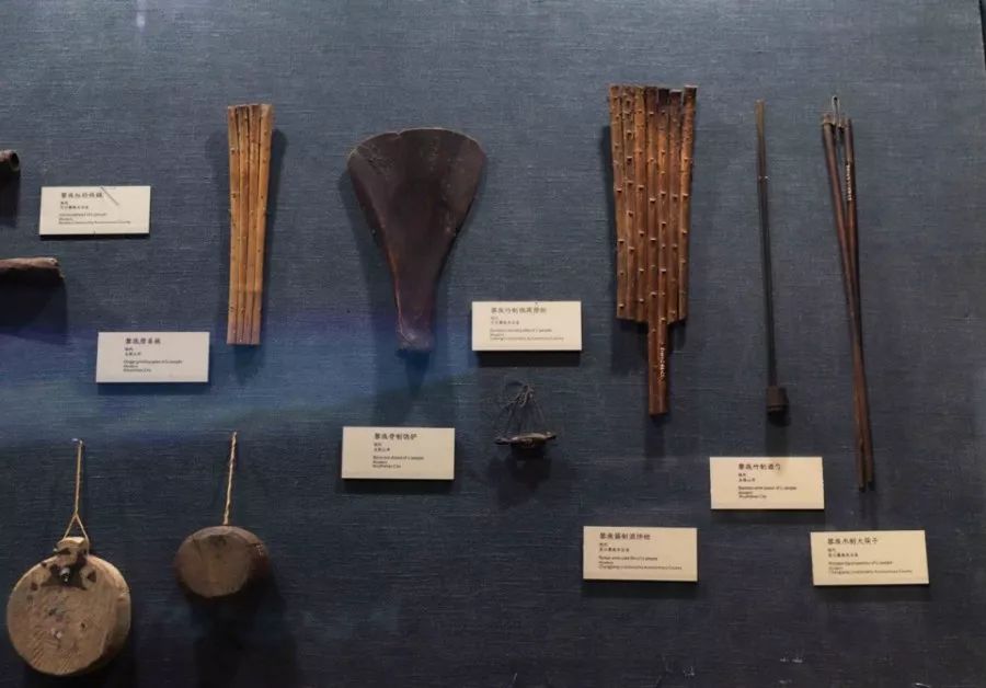 藤竹草类编织物,以及具有浓郁民族特色的黎棉,织绣,乐器等,展示了黎族