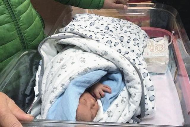 孕期第24周产检,发现胎儿脐带"打结",孕妈起祈祷:愿宝宝平安