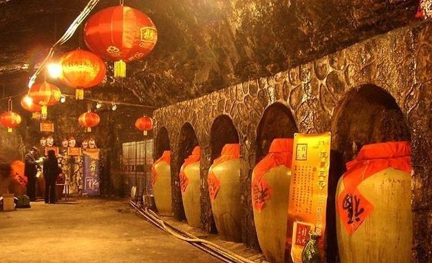 酒尽留心:白酒别乱买,窖藏酒和洞藏酒有区别,哪种更香你知道吗_山洞