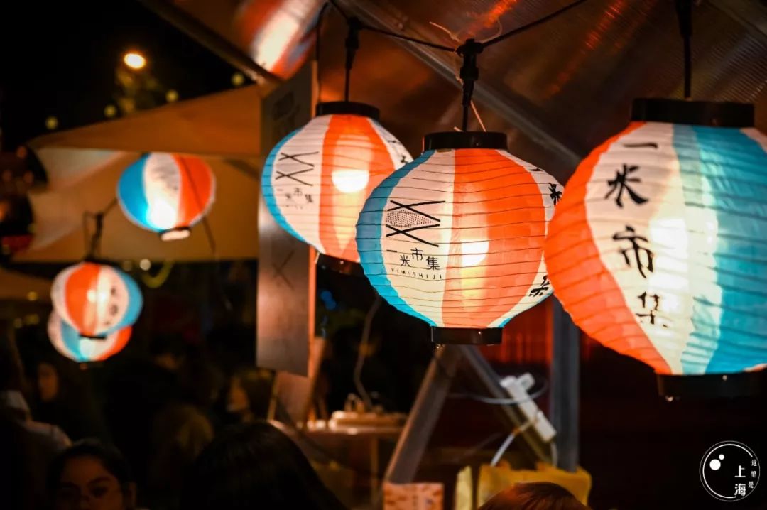 况且,集市本身也布置的超嗲,彩灯轻摆,光影曼妙,每一家摊位就是一道道