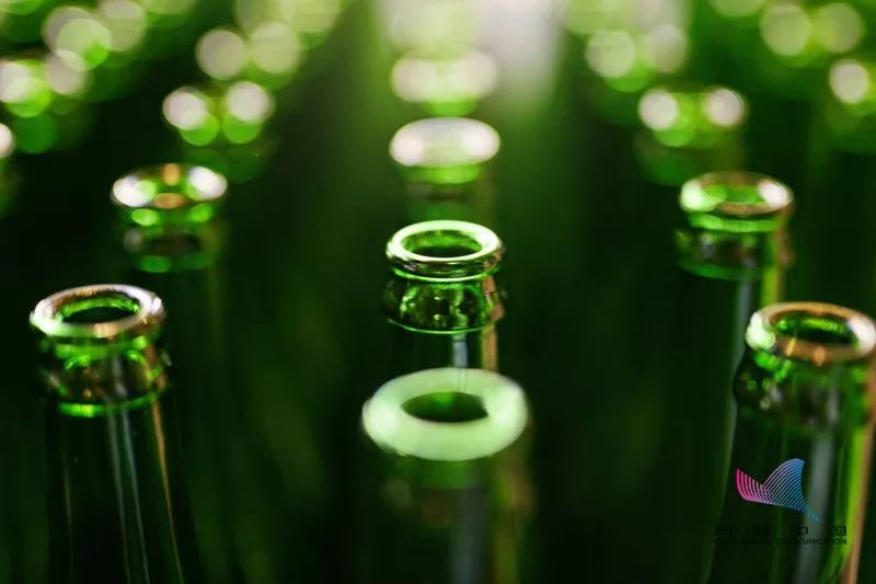 【姿势】为什么啤酒瓶大多是绿色的？_瓶子