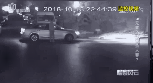 司机将醉汉拖到路中央，结果一辆面包车从他身上碾过……