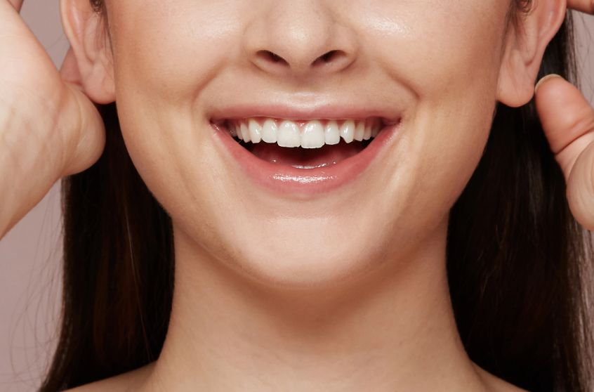 它是伴随着笑容最容易出现的 两条表情纹.