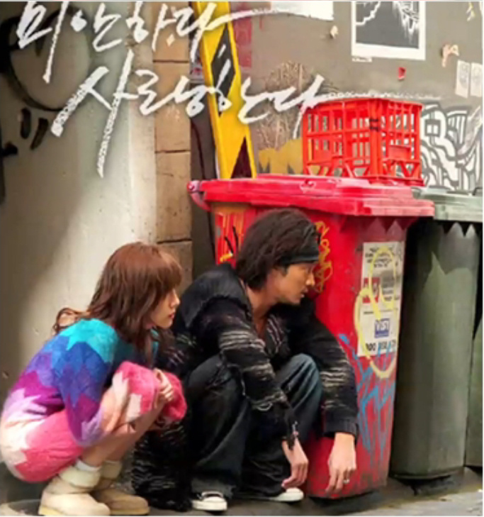 和热情似火的海边夕阳一起合照,在车水马龙的街头小憩,和光影陆离的