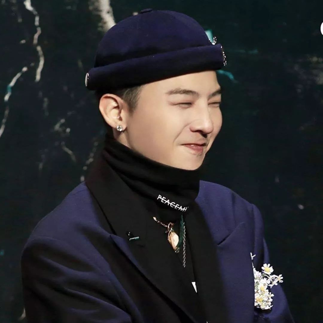 权志龙招牌笑容