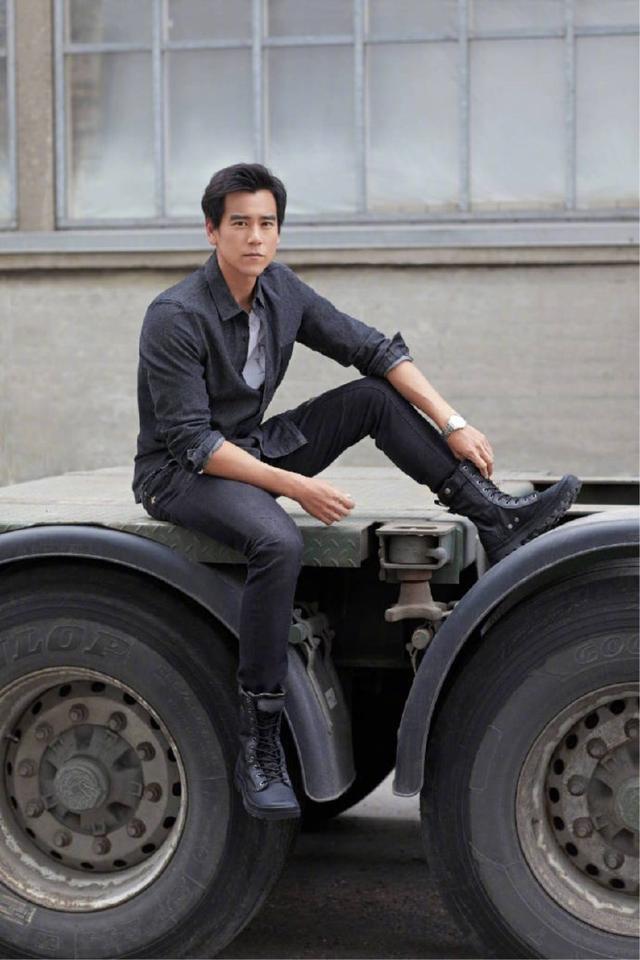 原创男人穿风衣太显老?学37岁彭于晏这样穿,一如清新俊逸美少年