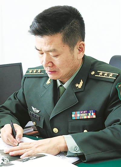 初冬深夜,新疆军区政治工作部政工保障室史志编纂负责人范进军的办公
