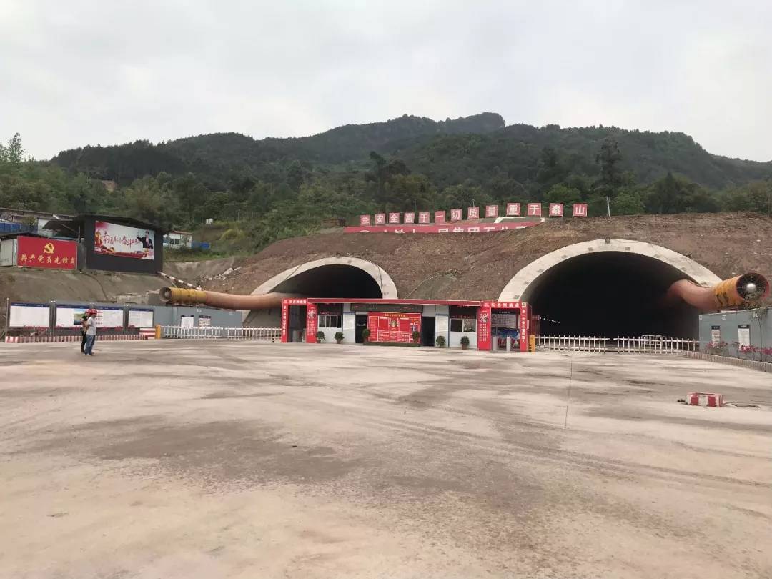 据了解,龙兴隧道共分为三个标段:一标段及二标段均为隧道,三标段则