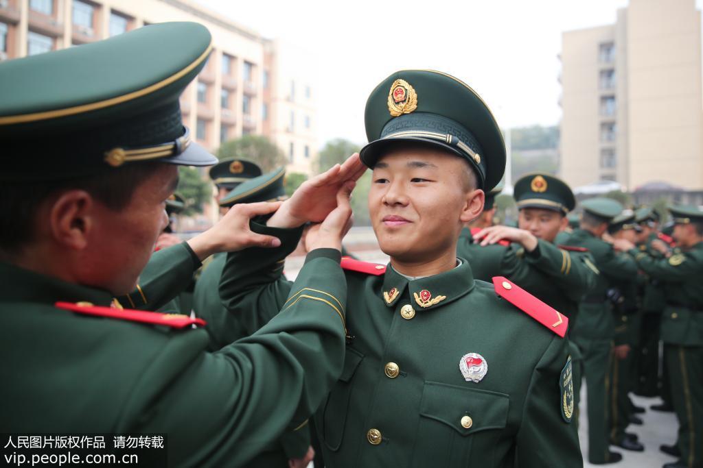 日前,武警重庆总队新兵团隆重举行2019年度夏秋季入伍新兵授衔仪式,千