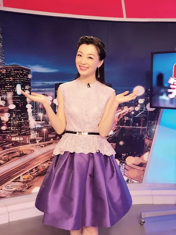 龚宁现在主持的节目是每天17:25在btv文艺频道播出的《笑动剧场》.