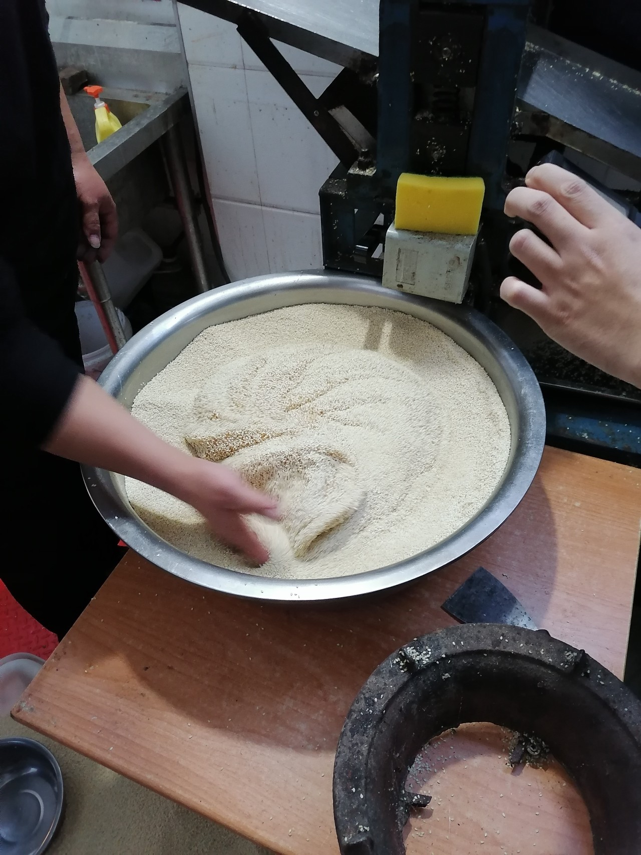 观堂麻片制作精巧,晶莹透明,甜脆可口,香酥爽口,片薄如纸,不嚼自化,不