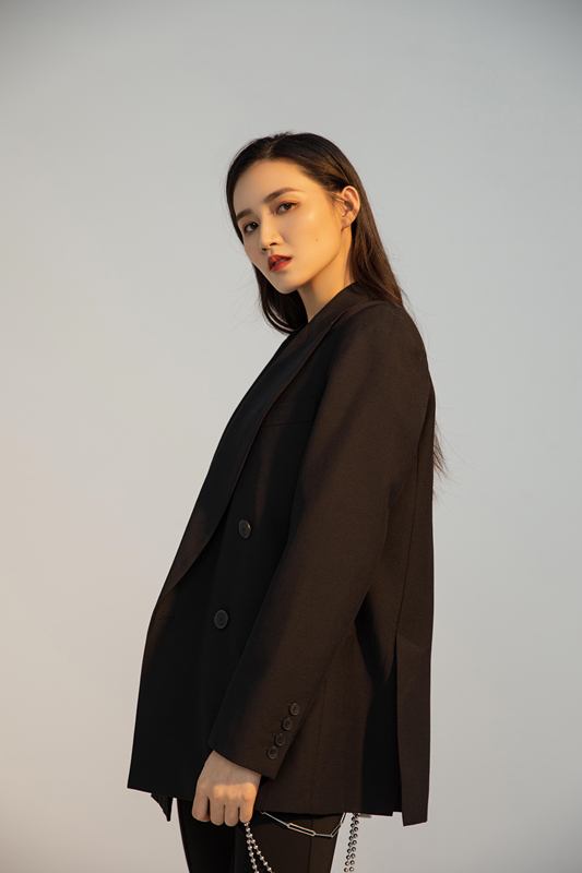周开开西装大片A气十足 妆容精致利落有型-搜狐大视野-搜狐新闻