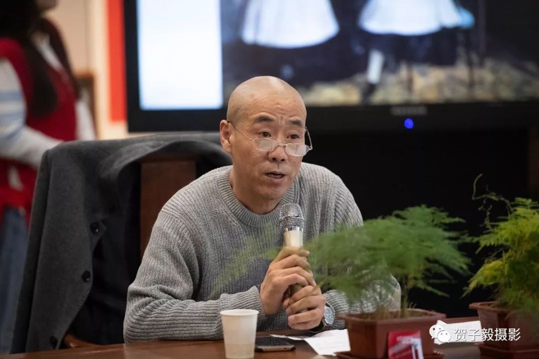 王亚中当代艺术的思考与解读吸引众多听众贺子毅摄影