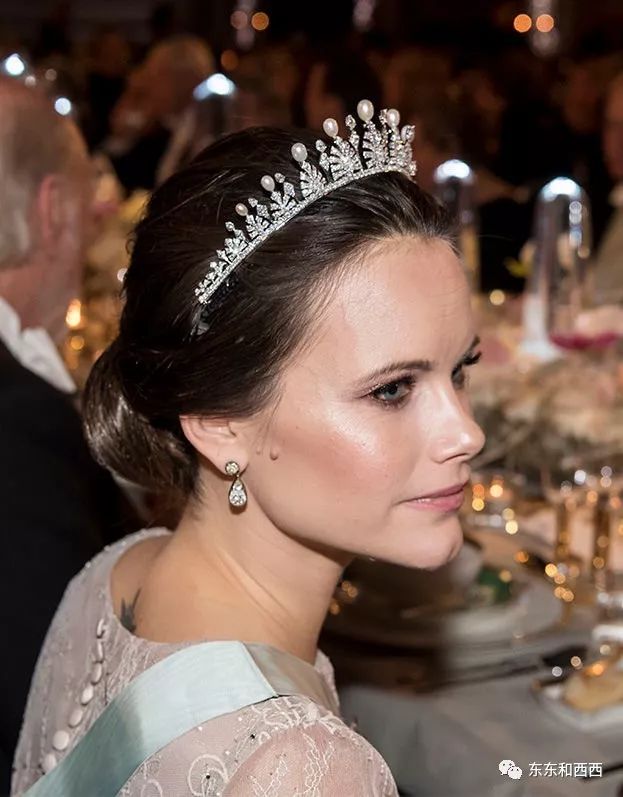 前段时间,瑞典王室开了全球王室的先河,宣布二王子和三公主的五