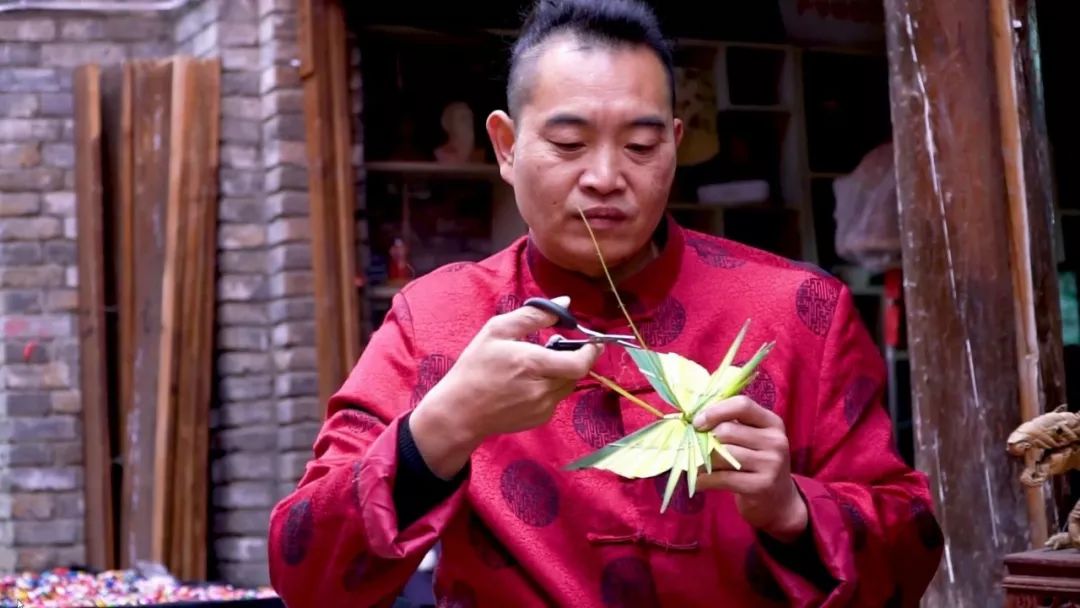 倒盏村王家传统棕编 让片片粽叶活起来