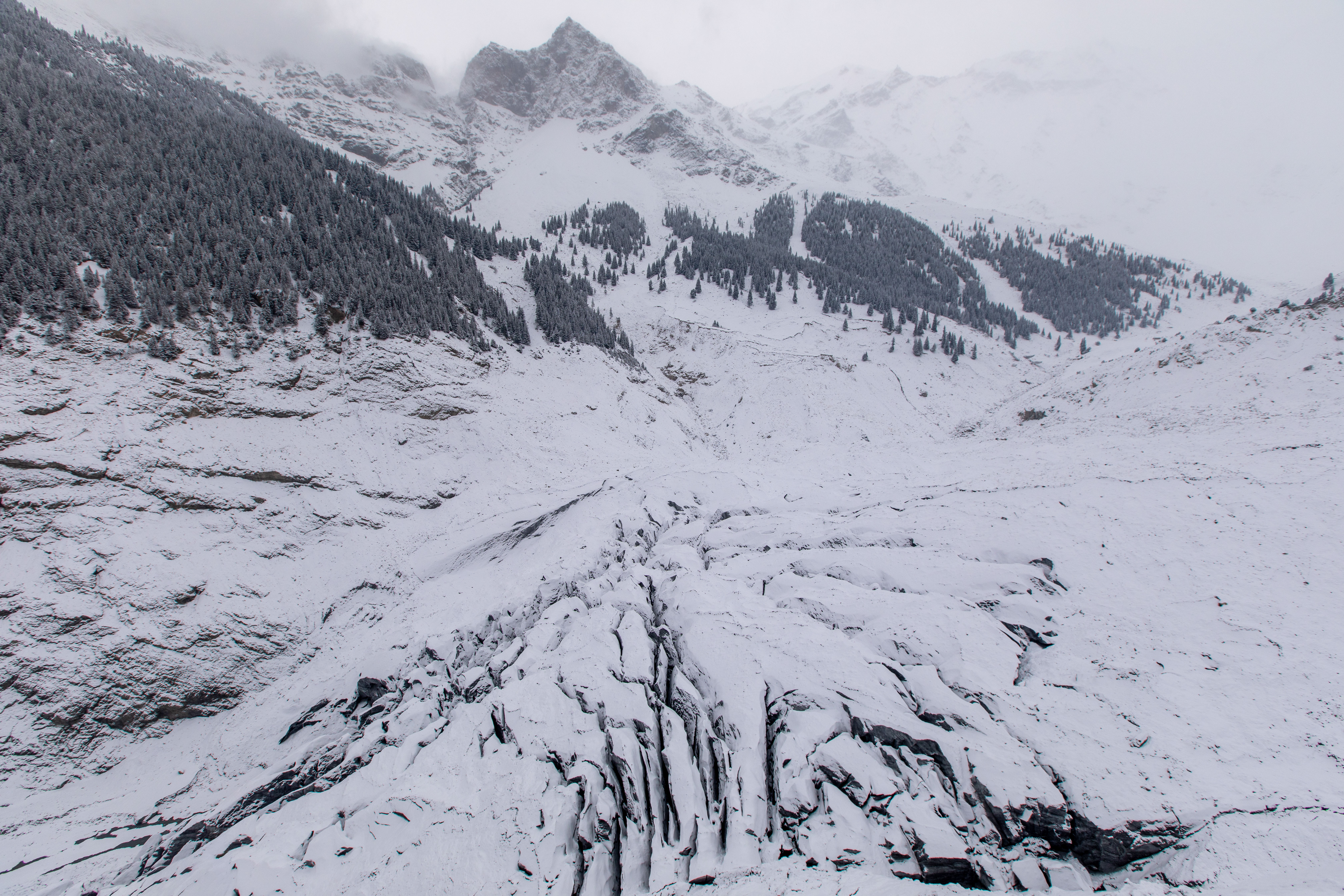 中国唯一的黑色冰川每年都会雪崩场面十分壮观