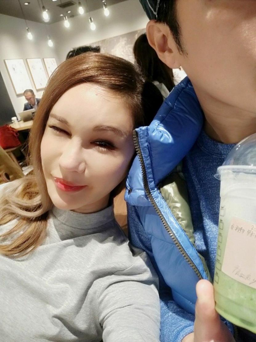 然后利菁也发微博晒晒幸福,只可惜只顾着自己美,老公在镜头里都没有