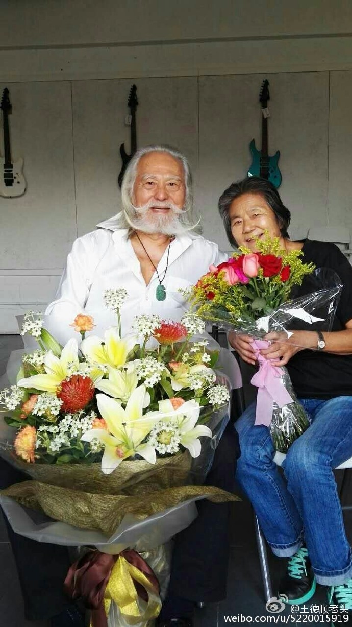 原创网友偶遇83岁王德顺夫妇,有说有笑感情好,老太太跷二郎腿超可爱
