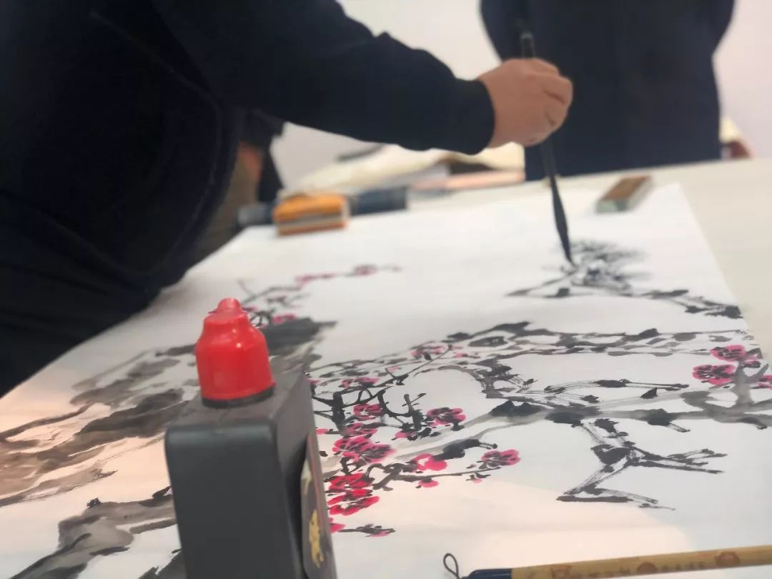 笔会上,现场作画气氛热烈,著名书画家们对景挥毫,用