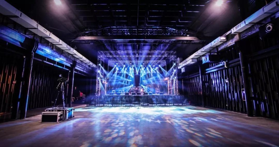 5mled大屏幕,舞台灯光,空调等场馆建设颇为专业.