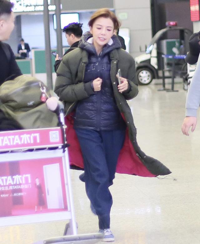 央视主持朱迅2次抗癌成功穿2件羽绒服不臃肿46岁年纪20岁身材