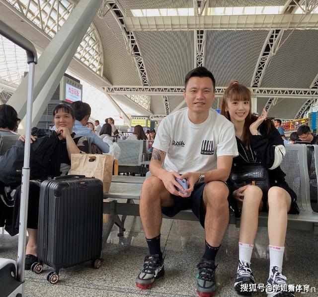 恒大国脚郜林与妻子王晨出游夫妇装扮很潮全程带保姆照顾女儿