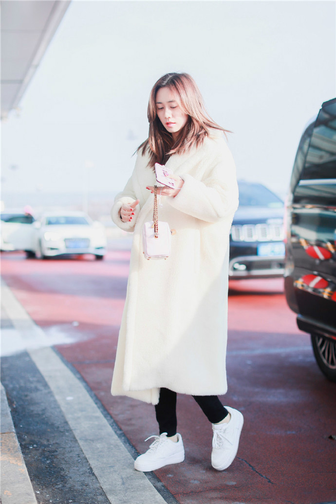 刘芸机场裹毛绒大衣,又翻起裤腿露脚踝,是冷是热只有"芸"知道