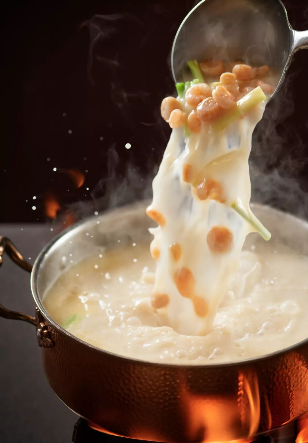 今天,也是想吃火锅的一天!金黄色汤底在此,你想和谁一起去呢?