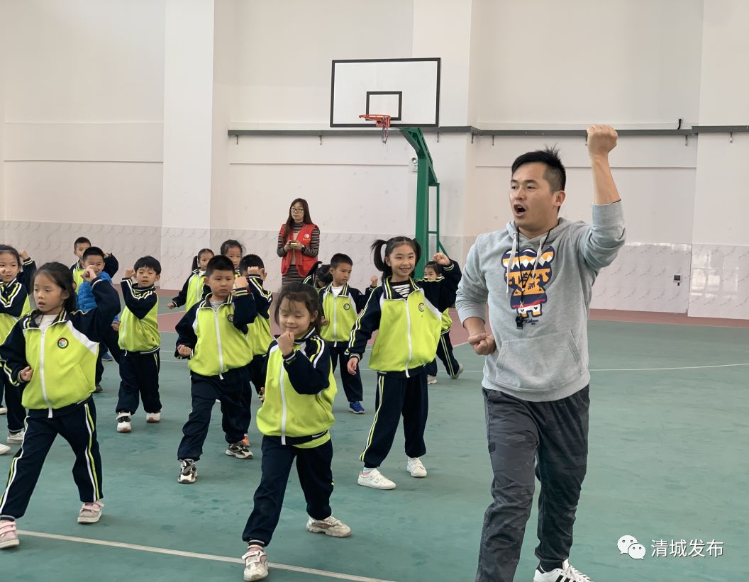 在锦兴小学,代表,委员详细听取了清城区教育事业的发展情况,并现场