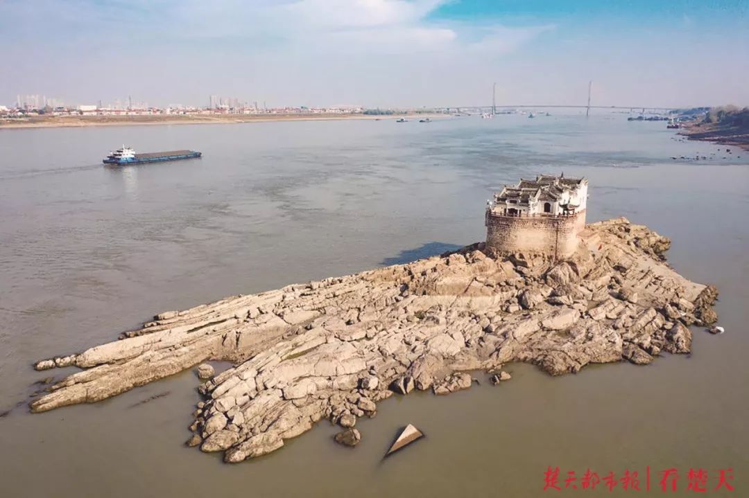 【荐读】武汉人民奔走相告:长江江底露出来了!