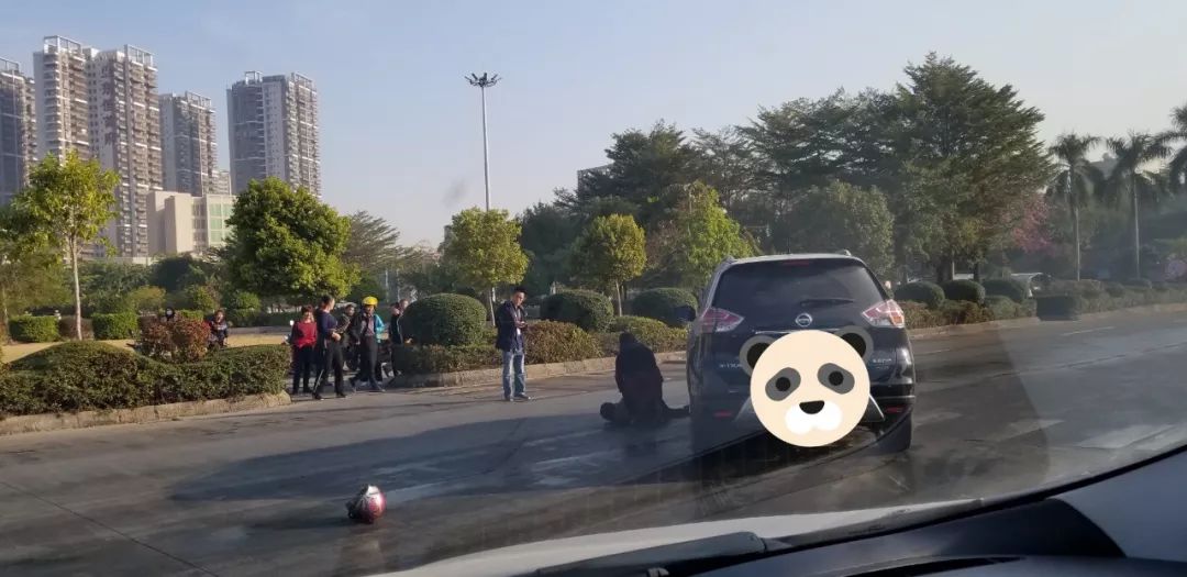化州市府广场路段发生严重车祸!