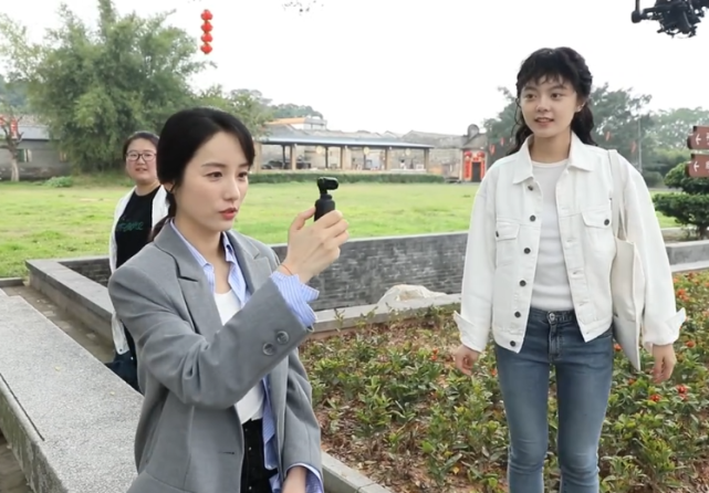 35岁吕一与17岁赵今麦同框,看清俩人近照,这真实颜值真绝了